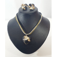 Ketting met hanger en oorbellen